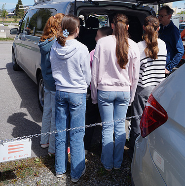 Image displays the group of participants, receiving vehicle information