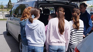 Image displays the group of participants, receiving vehicle information