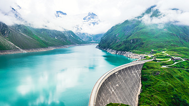 Curved concrete alpine dam