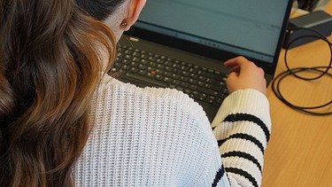 Image shows a girl programming her plate